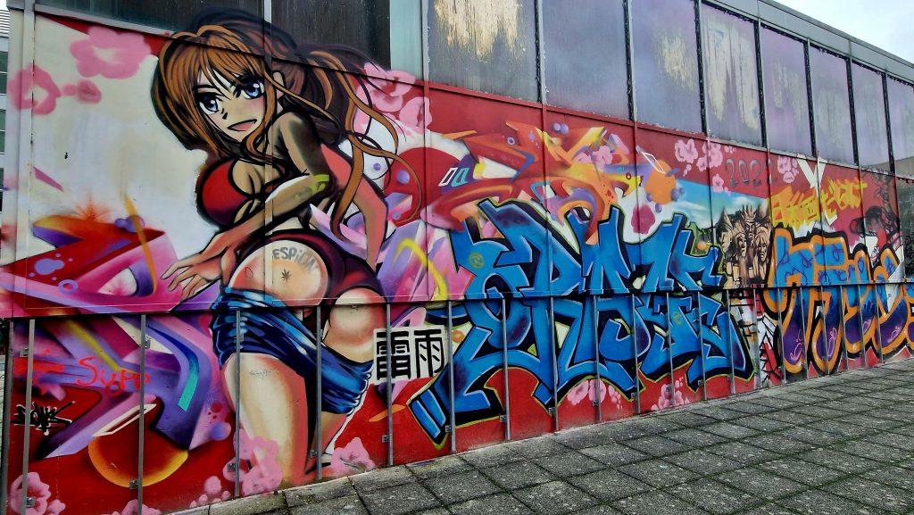 art-de-rue-femme-sexy-montreuil